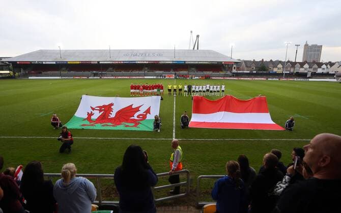 SOCCER - UEFE EURO 2017, women, Quali, WAL vs AUT NEWPORT,WALES,20.SEP.16 - WOMEN SOCCER - UEFA Women s European Championship EM Europameisterschaft 2017, qualification, OEFB international match Länderspiel Wales vs Austria. Image shows the teams line up of Wales and Austria. Keywords: flag. GEPAxpictures xAMAxsports