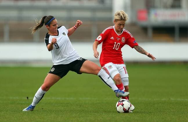 SOCCER - UEFE EURO 2017, women, Quali, WAL vs AUT NEWPORT,WALES,20.SEP.16 - WOMEN SOCCER - UEFA Women s European Championship EM Europameisterschaft 2017, qualification, OEFB international match Länderspiel Wales vs Austria. Image shows Sarah Zadrazil (AUT) and Jessica Fishlock (WAL). GEPAxpictures xAMAxsports
