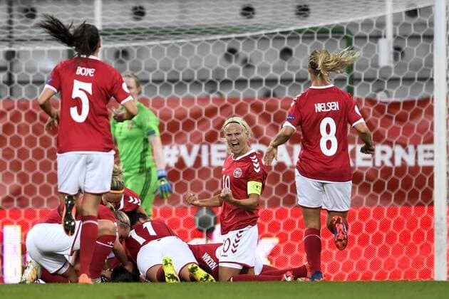 Fußball, Damen, EM Quali, Dänemark - Schweden 160920 Danmarks Pernille Harder jublar efter att Johanna Rasmussen gjort 1-0 Dänemark - Schweden EM Quali Frauen Frauenfußball Fußball Nationalteam Länderspiel Viborg.  Copyright: CARLxSANDIN BB160920CS004