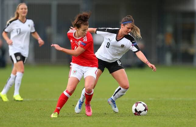 SOCCER - UEFE EURO 2017, women, Quali, WAL vs AUT NEWPORT,WALES,20.SEP.16 - WOMEN SOCCER - UEFA Women s European Championship EM Europameisterschaft 2017, qualification, OEFB international match Länderspiel Wales vs Austria. Image shows Angharad James (WAL) and Sarah Zadrazil (AUT). GEPAxpictures xAMAxsports
