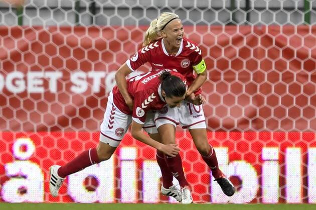 Fußball, Damen, EM Quali, Dänemark - Schweden 160920 Danmarks Johanna Rasmussen och Pernille Harder jublar efter 1-0 av Rasmussen Dänemark - Schweden EM Quali Frauen Frauenfußball Fußball Nationalteam Länderspiel Viborg.  Copyright: CARLxSANDIN BB160920CS006