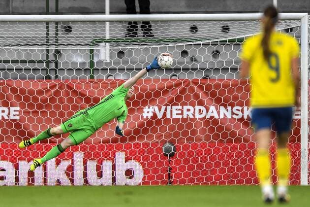 Fußball, Damen, EM Quali, Dänemark - Schweden 160920 Danmarks Johanna Rasmussen (ej i bild) gör 1-0 bakom Sveriges malvakt Hedvig Lindahl Dänemark - Schweden EM Quali Frauen Frauenfußball Fußball Nationalteam Länderspiel Viborg.  Copyright: CARLxSANDIN BB160920CS007
