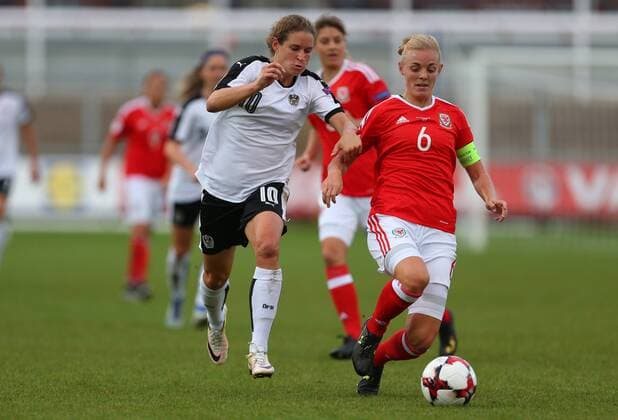 SOCCER - UEFE EURO 2017, women, Quali, WAL vs AUT NEWPORT,WALES,20.SEP.16 - WOMEN SOCCER - UEFA Women s European Championship EM Europameisterschaft 2017, qualification, OEFB international match Länderspiel Wales vs Austria. Image shows Nina Burger (AUT) and Sophie Ingle (WAL). GEPAxpictures xAMAxsports