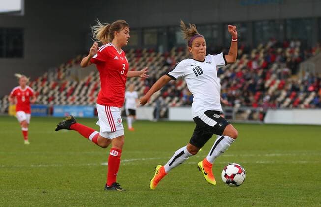 SOCCER - UEFE EURO 2017, women, Quali, WAL vs AUT NEWPORT,WALES,20.SEP.16 - WOMEN SOCCER - UEFA Women s European Championship EM Europameisterschaft 2017, qualification, OEFB international match Länderspiel Wales vs Austria. Image shows Gemma Evans (WAL) and Laura Feiersinger (AUT). GEPAxpictures xAMAxsports
