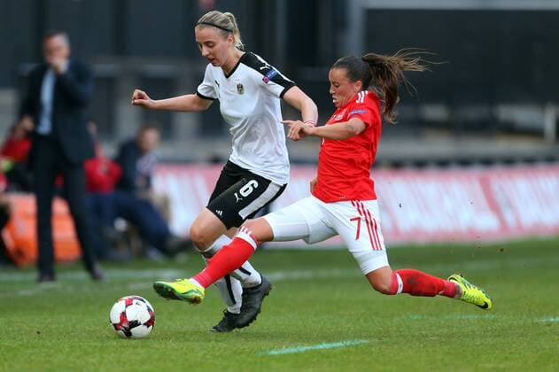SOCCER - UEFE EURO 2017, women, Quali, WAL vs AUT NEWPORT,WALES,20.SEP.16 - WOMEN SOCCER - UEFA Women s European Championship EM Europameisterschaft 2017, qualification, OEFB international match Länderspiel Wales vs Austria. Image shows Katharina Schiechtl (AUT) and Natasha Harding (WAL). GEPAxpictures xAMAxsports