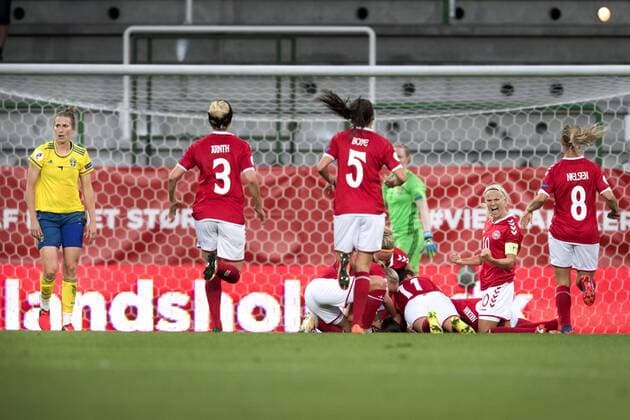 Fußball, Damen, EM Quali, Dänemark - Schweden 160920 Sveriges Emma Berglund deppar och Danmarks Pernille Harder jublar efter att Danmarks Johanna Rasmussen (ej i bild) gjort 1-0 Dänemark - Schweden EM Quali Frauen Frauenfußball Fußball Nationalteam Länderspiel Viborg.  Copyright: CARLxSANDIN BB160920CS008