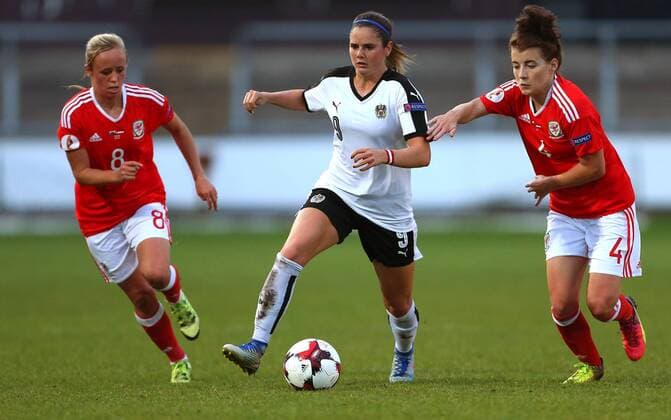 SOCCER - UEFE EURO 2017, women, Quali, WAL vs AUT NEWPORT,WALES,20.SEP.16 - WOMEN SOCCER - UEFA Women s European Championship EM Europameisterschaft 2017, qualification, OEFB international match Länderspiel Wales vs Austria. Image shows Nadia Lawrence (WAL), Sarah Zadrazil (AUT) and Angharad James (WAL). GEPAxpictures xAMAxsports