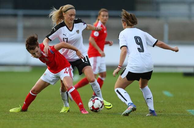 SOCCER - UEFE EURO 2017, women, Quali, WAL vs AUT NEWPORT,WALES,20.SEP.16 - WOMEN SOCCER - UEFA Women s European Championship EM Europameisterschaft 2017, qualification, OEFB international match Länderspiel Wales vs Austria. Image shows Angharad James (WAL) and Sarah Puntigam (AUT). GEPAxpictures xAMAxsports