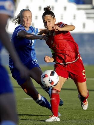 Fußball, Damen, EM Quali, Spanien - Finnland Spain s Vero Boquete (R) vies for the ball against Finland s Engman during their UEFA European Women s Championship qualifying soccer match in Leganes, Madrid, Spain, 20 September 2016. Spain vs. Finland !ACHTUNG: NUR REDAKTIONELLE NUTZUNG!  GRA497 20160920-636099988797917059