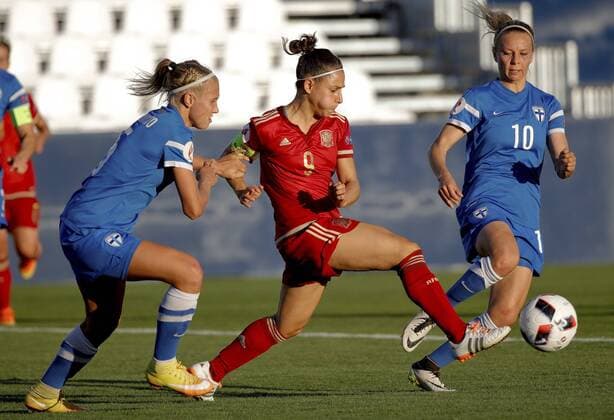 Fußball, Damen, EM Quali, Spanien - Finnland Spain s Vero Boquete (C) vies for the ball against Finland s Alanen (R) and Koivisto during their UEFA European Women s Championship qualifying soccer match in Leganes, Madrid, Spain, 20 September 2016. Spain vs. Finland !ACHTUNG: NUR REDAKTIONELLE NUTZUNG!  GRA497 20160920-636099989423313041