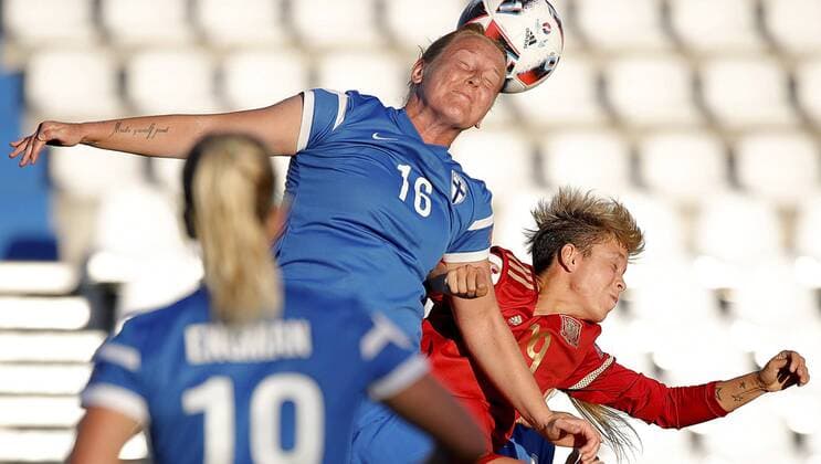 Fußball, Damen, EM Quali, Spanien - Finnland Spain s Sonia Bermudez (R) vies for the ball against Finland s Sallstrom during their UEFA European Women s Championship qualifying soccer match in Leganes, Madrid, Spain, 20 September 2016. Spain vs. Finland !ACHTUNG: NUR REDAKTIONELLE NUTZUNG!  GRA497 20160920-636099990060564871
