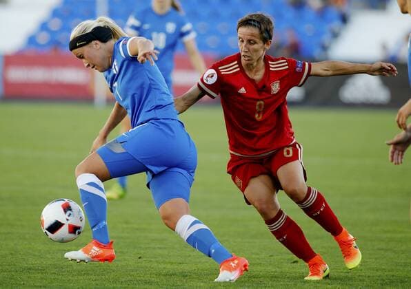 Fußball, Damen, EM Quali, Spanien - Finnland Spain s Sonia Bermudez (R) vies for the ball against Finland s Kukkonen during their UEFA European Women s Championship qualifying soccer match in Leganes, Madrid, Spain, 20 September 2016. Spain vs. Finland !ACHTUNG: NUR REDAKTIONELLE NUTZUNG!  GRA497 20160920-636099990070236747