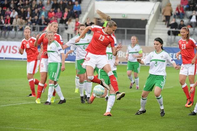 Fußball, Damen, EM Quali, Schweiz - Nordirland 20.09.2016 Biel,Schweiz Fussball Frauen Saison 2016 2017 EM - Qualiikationsspiel Schweiz-Nordirland Bid zeigt Ana-Maria Crnogorcevic am Ball Aktion Zweikampf 