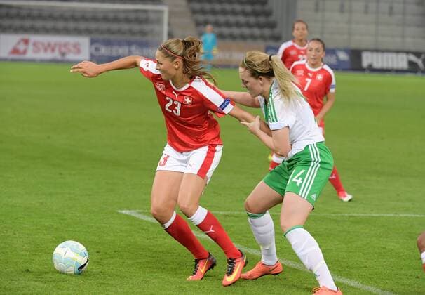 Fußball, Damen, EM Quali, Schweiz - Nordirland 20.09.2016 Biel,Schweiz Fussball Frauen Saison 2016 2017 EM - Qualiikationsspiel Schweiz-Nordirland Bid zeigt Barla Deplazes (SUI) li.gegen Jade Lindsay Aktion Zweikampf 