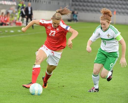 Fußball, Damen, EM Quali, Schweiz - Nordirland 20.09.2016 Biel,Schweiz Fussball Frauen Saison 2016 2017 EM - Qualiikationsspiel Schweiz-Nordirland Bid zeigt Barla Deplazes (SUI) li.gegen Marissa Callaghan Aktion Zweikampf 