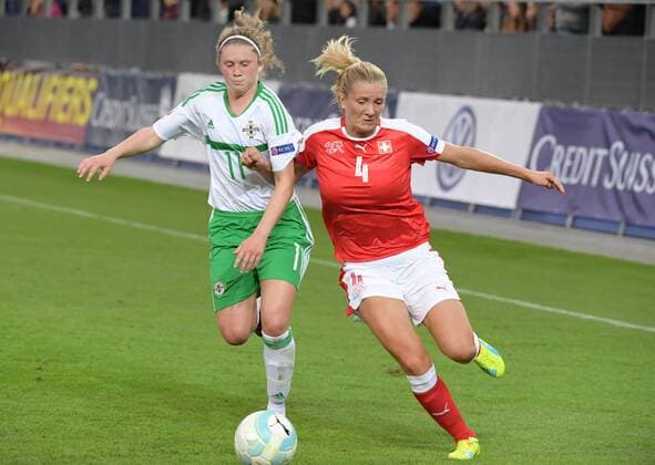 Fußball, Damen, EM Quali, Schweiz - Nordirland 20.09.2016 Biel,Schweiz Fussball Frauen Saison 2016 2017 EM - Qualiikationsspiel Schweiz-Nordirland Bid zeigt Rachel Rinast (SUI) re. gegen Caragh Milligan Aktion Zweikampf 