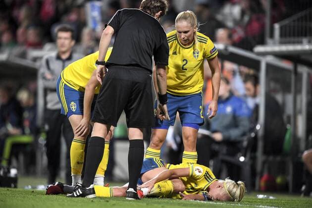 Fußball, Damen, EM Quali, Dänemark - Schweden 160920 Sveriges Caroline Seger har ont Dänemark - Schweden EM Quali Frauen Frauenfußball Fußball Nationalteam Länderspiel Viborg.  Copyright: CARLxSANDIN BB160920CS014