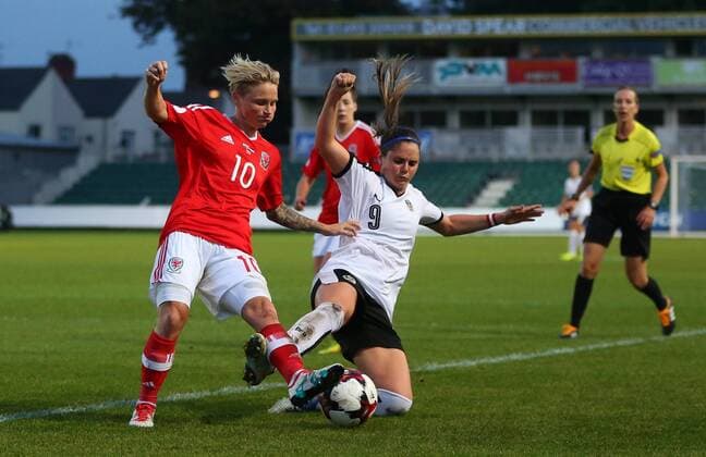SOCCER - UEFE EURO 2017, women, Quali, WAL vs AUT NEWPORT,WALES,20.SEP.16 - WOMEN SOCCER - UEFA Women s European Championship EM Europameisterschaft 2017, qualification, OEFB international match Länderspiel Wales vs Austria. Image shows Jessica Fishlock (WAL) and Sarah Zadrazil (AUT). GEPAxpictures xAMAxsports
