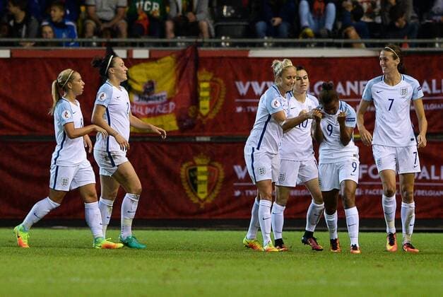 Fußball, Damen, EM Quali, Belgien - England England s Nikita Parris (2R) celebrates with her teammates after scoring the 0-1 during a Euro2017 qualification match between the Red Flames Belgian national women soccer team, and England, Tuesday 20 September 2016 in Leuven. The Red Flames are already qualified for the Uefa Women s Euro 2017 that will take place from July 16th to August 6th in The Netherlands. DAVIDxCATRY  x04936494x