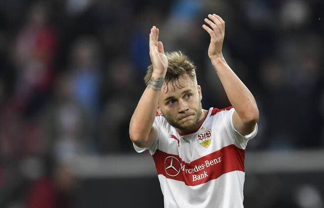 Schlussjubel Alexandru Maxim VfB Stuttgart bedankt sich bei Fans VfB Stuttgart vs Eintracht Braunschweig 20.09.2016