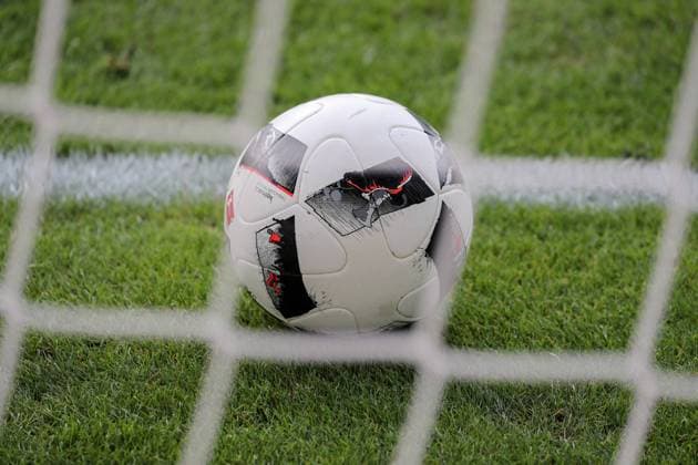 Ein Ball der Marke adidas torfabrik liegt knapp hinter der Torlinie, Blick durch das Tornetz, Torlinientechnologie, Symbolfoto, Symbolbild, Offizieller Spielball, Fussball, 2.Bundesliga, SV Sandhausen - 1. FC Heidenheim 1846, xozx