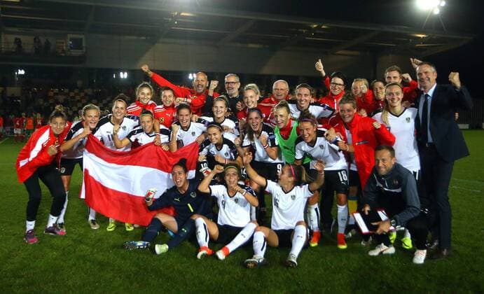 SOCCER - UEFE EURO 2017, women, Quali, WAL vs AUT NEWPORT,WALES,20.SEP.16 - WOMEN SOCCER - UEFA Women s European Championship EM Europameisterschaft 2017, qualification, OEFB international match Länderspiel Wales vs Austria. Image shows the rejoicing of the team with head coach Dominik Thalhammer (AUT). GEPAxpictures xAMAxsports