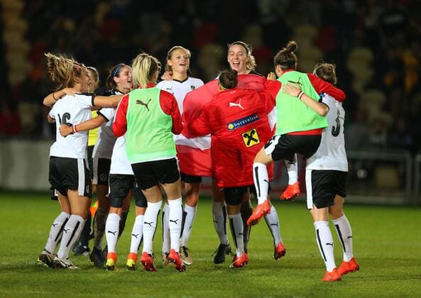 SOCCER - UEFE EURO 2017, women, Quali, WAL vs AUT NEWPORT,WALES,20.SEP.16 - WOMEN SOCCER - UEFA Women s European Championship EM Europameisterschaft 2017, qualification, OEFB international match Länderspiel Wales vs Austria. Image shows the rejoicing of Austria. GEPAxpictures xAMAxsports