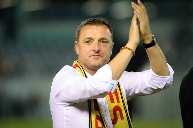 Fußball, Damen, EM Quali, Belgien - England Belgium s head coach Ives Serneels greets the fans after a Euro2017 qualification match between the Red Flames Belgian national women soccer team, and England, Tuesday 20 September 2016 in Leuven. The Red Flames are already qualified for the Uefa Women s Euro 2017 that will take place from July 16th to August 6th in The Netherlands. DAVIDxCATRY  x04936664x