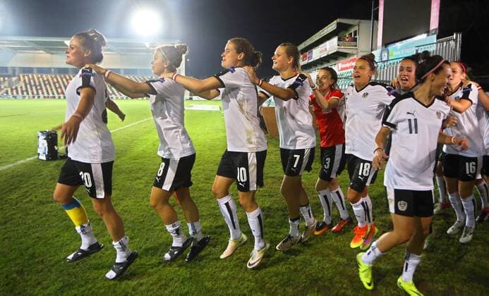 SOCCER - UEFE EURO 2017, women, Quali, WAL vs AUT NEWPORT,WALES,20.SEP.16 - WOMEN SOCCER - UEFA Women s European Championship EM Europameisterschaft 2017, qualification, OEFB international match Länderspiel Wales vs Austria. Image shows the rejoicing of Austria. GEPAxpictures xAMAxsports