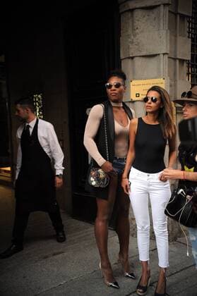 Tennis, Serena Williams unterwegs in Mailand Milan, Serena Williams has lunch with friends in the center Serena Williams, American tennis champion, in Milan for the charity tournament in favor of the foundation of Nole Djokovic, he went to lunch at a downtown restaurant along with two friends. It comes to about 17 and calls for a bit of privacy, security, taking off the photographers, and a platter of salad, ensure that the waiters bring and season immediately. Leaving Serena Williams prefers to call a taxi to avoid being photographed, then he applied for and obtained out of a side door eluding the paparazzi. Copyright: xMimmoxCarrierox