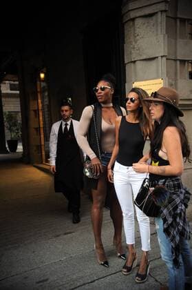 Bilder des Tages - SPORT Tennis, Serena Williams unterwegs in Mailand Milan, Serena Williams has lunch with friends in the center Serena Williams, American tennis champion, in Milan for the charity tournament in favor of the foundation of Nole Djokovic, he went to lunch at a downtown restaurant along with two friends. It comes to about 17 and calls for a bit of privacy, security, taking off the photographers, and a platter of salad, ensure that the waiters bring and season immediately. Leaving Serena Williams prefers to call a taxi to avoid being photographed, then he applied for and obtained out of a side door eluding the paparazzi. Copyright: xMimmoxCarrierox