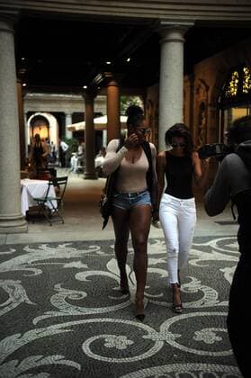 Tennis, Serena Williams unterwegs in Mailand Milan, Serena Williams has lunch with friends in the center Serena Williams, American tennis champion, in Milan for the charity tournament in favor of the foundation of Nole Djokovic, he went to lunch at a downtown restaurant along with two friends. It comes to about 17 and calls for a bit of privacy, security, taking off the photographers, and a platter of salad, ensure that the waiters bring and season immediately. Leaving Serena Williams prefers to call a taxi to avoid being photographed, then he applied for and obtained out of a side door eluding the paparazzi. Copyright: xMimmoxCarrierox