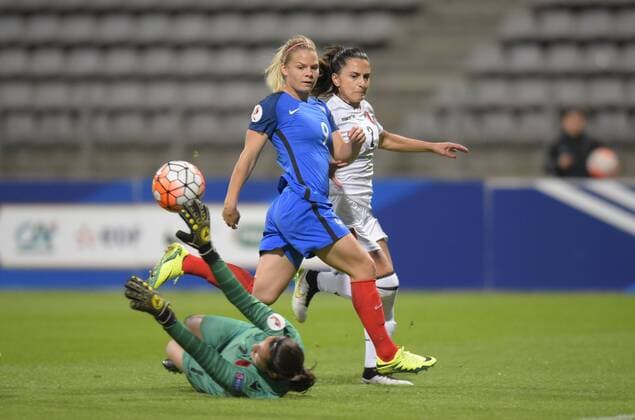 Fußball, Damen EM Quali, Frankreich - Albanien Marigona Zani ( Albanie ) - Eugenie Le Sommer ( France ) FOOTBALL : Frankreich vs Albanien - EM Quali Nationalteam Länderspiel Frauen Frauenfußball - Paris - 20 09 2016 FedericoPestellinix 
