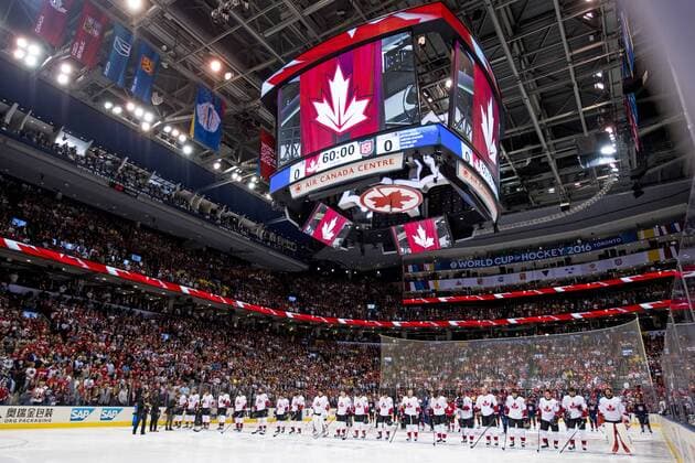 Kanada s spelare ställer upp för nationalsangen inför Kanada - USA World Cup of Hockey Nationalteam Länderspiel Eishockey Toronto.  Copyright: LUDVIGxTHUNMAN BB160921LT005
