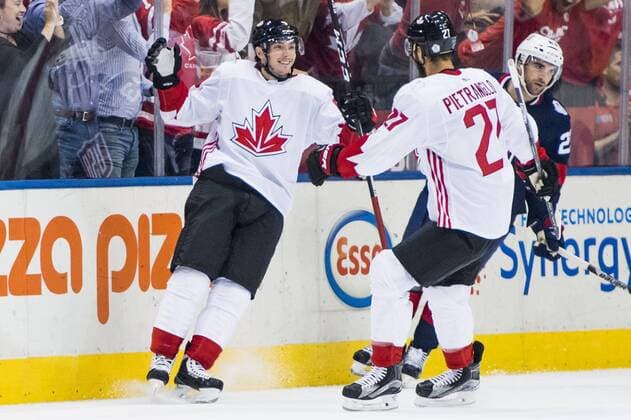 Kanada s Matt Duchene Jubel med Alex Pietrangelo efter han gjort 3-1 Kanada - USA World Cup of Hockey Nationalteam Länderspiel Eishockey Toronto.  Copyright: LUDVIGxTHUNMAN BB160921LT006