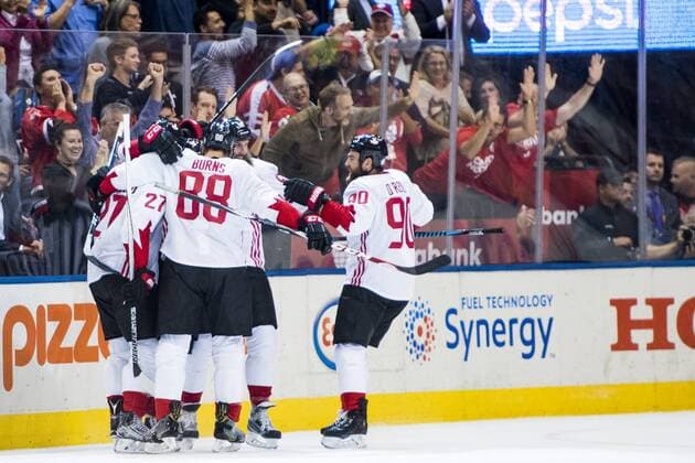 Kanada s Matt Duchene Jubel med lagkamraterna efter han gjort 3-1 Kanada - USA World Cup of Hockey Nationalteam Länderspiel Eishockey Toronto.  Copyright: LUDVIGxTHUNMAN BB160921LT011