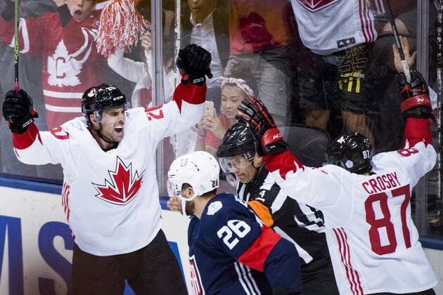 Bilder des Tages - SPORT Kanada s John Tavares Jubel med Sidney Crosby efter att Patrice Bergeron (ej i bild) gjort 4-1 Kanada - USA World Cup of Hockey Nationalteam Länderspiel Eishockey Toronto.  Copyright: LUDVIGxTHUNMAN BB160921LT013