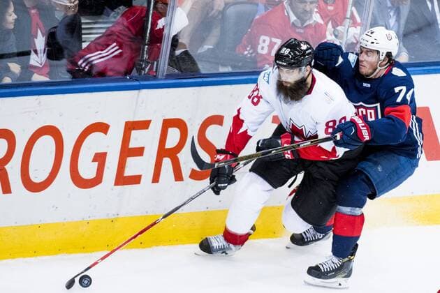 Kanada s Brent Burns och USA s T.J. Oshie Kanada - USA World Cup of Hockey Nationalteam Länderspiel Eishockey Toronto.  Copyright: LUDVIGxTHUNMAN BB160921LT014