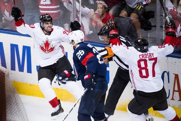 Kanada s John Tavares Jubel med Sidney Crosby efter att Patrice Bergeron (ej i bild) gjort 4-1 Kanada - USA World Cup of Hockey Nationalteam Länderspiel Eishockey Toronto.  Copyright: LUDVIGxTHUNMAN BB160921LT016