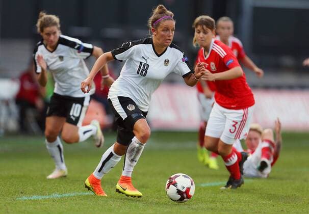 SOCCER - UEFE EURO 2017, women, Quali, WAL vs AUT NEWPORT,WALES,20.SEP.16 - WOMEN SOCCER - UEFA Women s European Championship EM Europameisterschaft 2017, qualification, OEFB international match Länderspiel Wales vs Austria. Image shows Laura Feiersinger (AUT). GEPAxpictures xAMAxsports