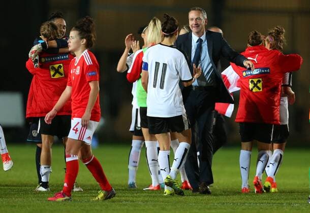 SOCCER - UEFE EURO 2017, women, Quali, WAL vs AUT NEWPORT,WALES,20.SEP.16 - WOMEN SOCCER - UEFA Women s European Championship EM Europameisterschaft 2017, qualification, OEFB international match Länderspiel Wales vs Austria. Image shows Viktoria Schnaderbeck and head coach Dominik Thalhammer (AUT). GEPAxpictures xAMAxsports