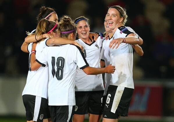 Bilder des Tages - SPORT SOCCER - UEFE EURO 2017, women, Quali, WAL vs AUT NEWPORT,WALES,20.SEP.16 - WOMEN SOCCER - UEFA Women s European Championship EM Europameisterschaft 2017, qualification, OEFB international match Länderspiel Wales vs Austria. Image shows the rejoicing of team AUT. GEPAxpictures xAMAxsports