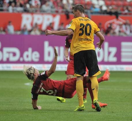 21.09.2016, xtkx, Fussball 2.Bundesliga, 1. FC Kaiserslautern - Dynamo Dresden, emspor, v.l. Tim Heubach (Kaiserslautern) , Stefan Kutschke (Dresden) Kaiserslautern