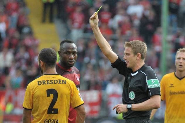 21.09.2016, xtkx, Fussball 2.Bundesliga, 1. FC Kaiserslautern - Dynamo Dresden, emspor, v.l. Akaki Gogia (Dresden) , Zoua Daogari (Kaiserslautern), Robert Schroeder, Kaiserslautern