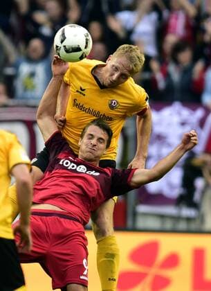 Fussball - 2. Bundesliga - Saison 2016 2017 Kaiserslautern - Fritz-Walter-Stadion - 17.9.2016 5. Spieltag 1. FC Kaiserslautern (FCK) - SG Dynamo Dresden (dd) Manuel KONRAD (SG Dynamo Dresden), oben - Lukas GOERTLER (1. FC Kaiserslautern) Fussball - 2. Bundesliga - 1. FC Kaiserslautern