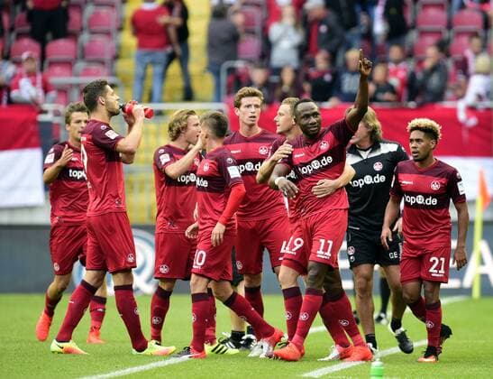 Fussball - 2. Bundesliga - Saison 2016 2017 Kaiserslautern - Fritz-Walter-Stadion - 17.9.2016 5. Spieltag 1. FC Kaiserslautern (FCK) - SG Dynamo Dresden (dd) Jubel nach dem 1:0 durch Jaques ZOUA (1. FC Kaiserslautern) (2.v.re.) Fussball - 2. Bundesliga - 1. FC Kaiserslautern