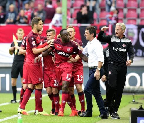 Fussball - 2. Bundesliga - Saison 2016 2017 Kaiserslautern - Fritz-Walter-Stadion - 17.9.2016 5. Spieltag 1. FC Kaiserslautern (FCK) - SG Dynamo Dresden (dd) Jubel nach dem 1:0 durch Jaques ZOUA (1. FC Kaiserslautern) (mi), re: Trainer Tayfun KORKUT (1. FC Kaiserslautern) Fussball - 2. Bundesliga - 1. FC Kaiserslautern