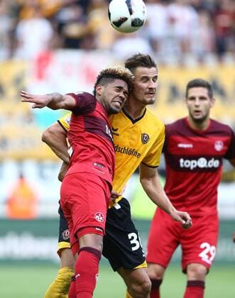 Philipp Mwene (1.FC Kaiserslautern) im Zweikamp mit Stefan Kutschke (SG Dynamo Dresden), 1.FC Kaiserslautern vs SG Dynamo Dresden, Fussball, 2. Bundesliga, 21.09.2016, Foto Neis Eibner Kaiserslautern Copyright: xNeisx Eibner-Pressefotox EP_ans