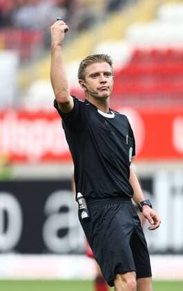 Schiedsrichter Robert Schroeder (Hannover) laesst weiter spielen, 1.FC Kaiserslautern vs SG Dynamo Dresden, Fussball, 2. Bundesliga, 21.09.2016, Foto Neis Eibner Kaiserslautern Copyright: xNeisx Eibner-Pressefotox EP_ans