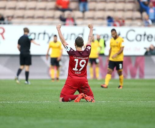 Bilder des Tages - Sport Marcel Gaus (1.FC Kaiserslautern) bejubelt knieend das 3:0 von Jacques Zoua (1.FC Kaiserslautern), 1.FC Kaiserslautern vs SG Dynamo Dresden, Fussball, 2. Bundesliga, 21.09.2016, Foto Neis Eibner Kaiserslautern Copyright: xNeisx Eibner-Pressefotox EP_ans